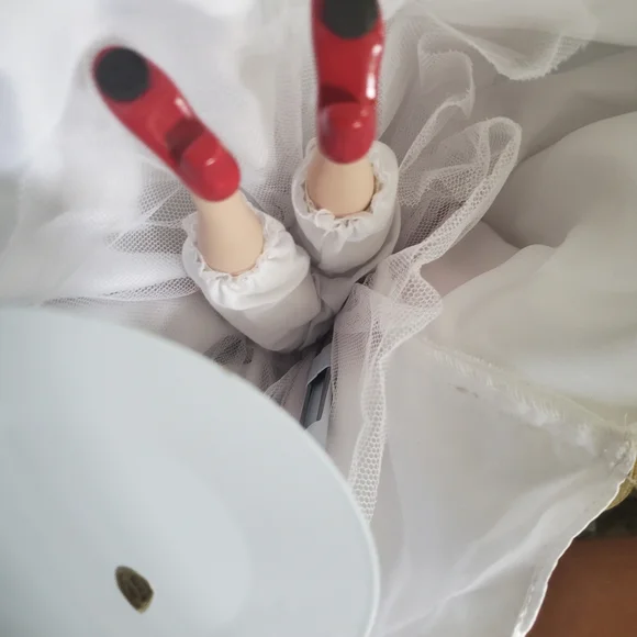 Disney snow white collectable doll - Picture 6 of 10